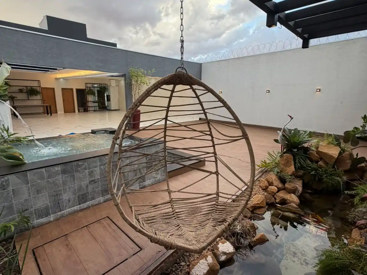 Área de lounge com jardim e hidromassagem do salão de festa em Uberlândia